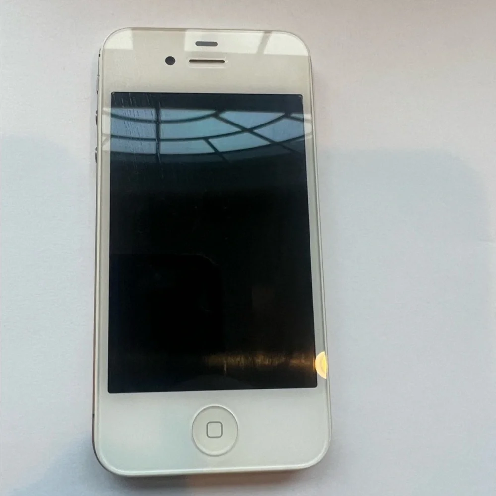 Apple iPhone 4s cell phone white model A1387 16gb